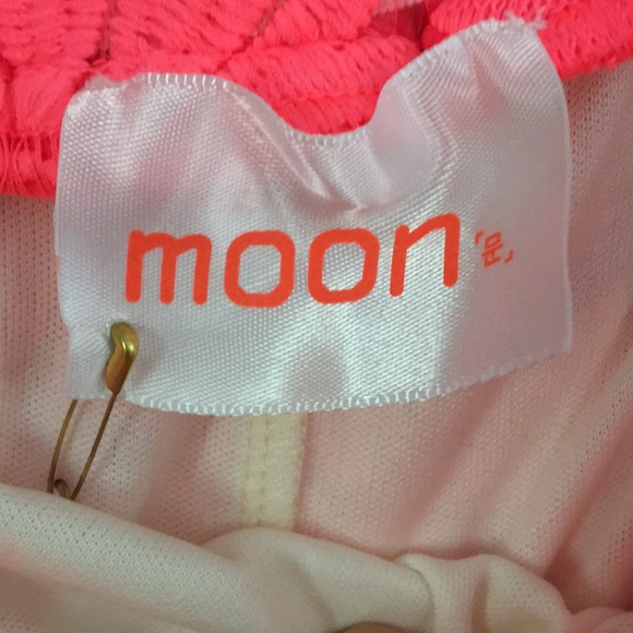 Hot pink daisy patterned mini skirt - Picture 3 of 3